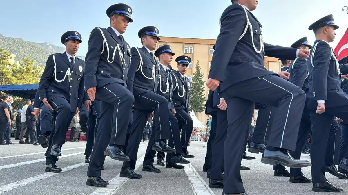 Bursa Polis Meslek Eğitim Merkezi’nden 206 polis adayı mezun oldu