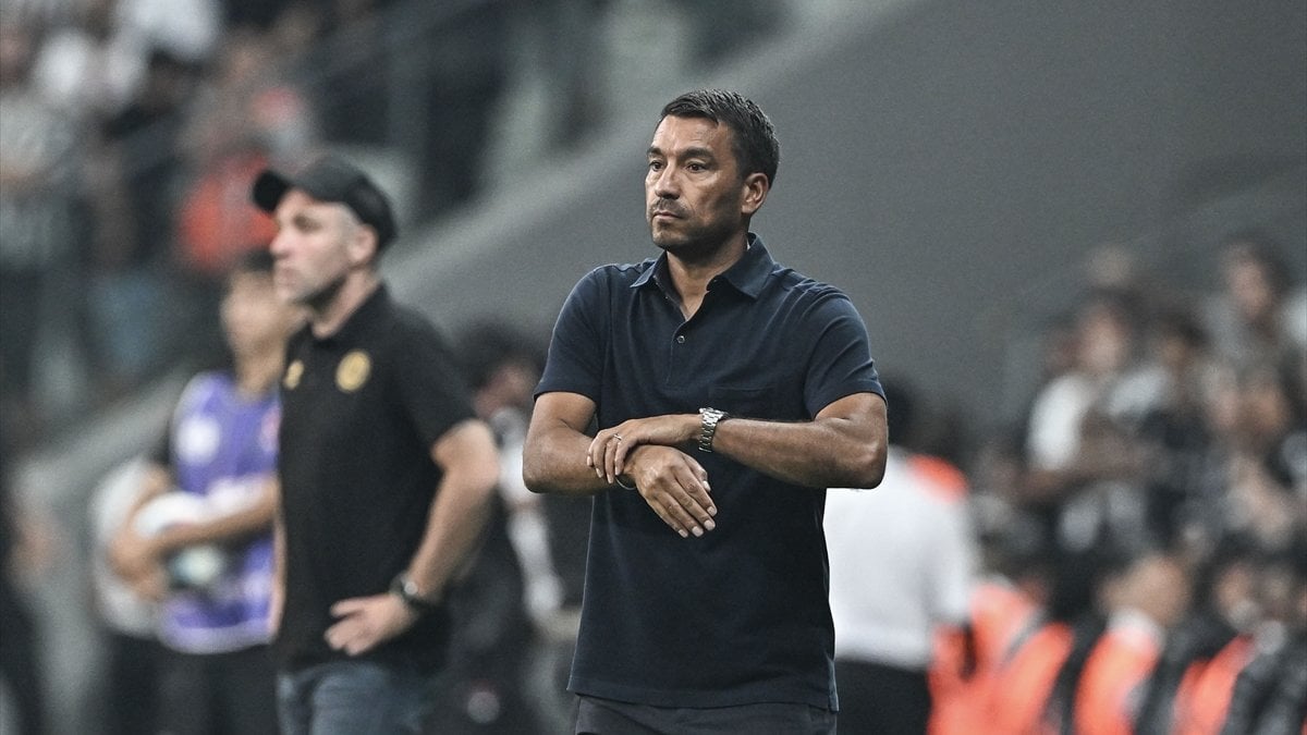 Giovanni van Bronckhorst, Beşiktaş taraftarına üçlü çektirdi