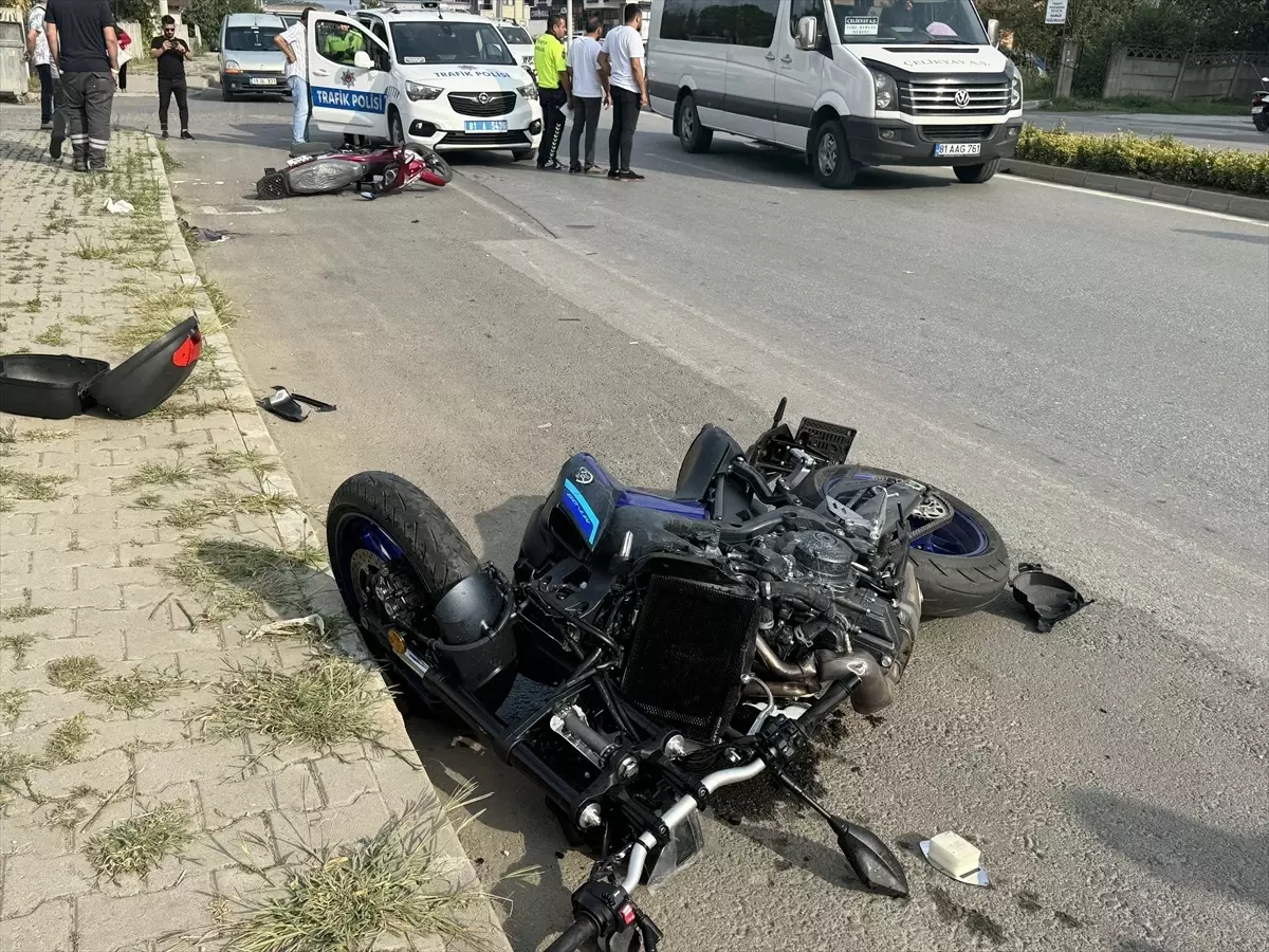 Düzce’de Motosiklet Çarpışması: İki Sürücü Ağır Yaralandı