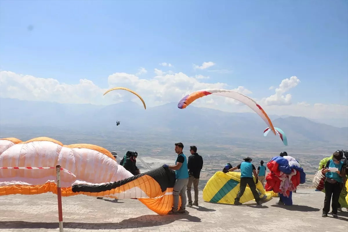 Erzincan’da Yamaç Paraşütü XC Open Şampiyonası Başladı