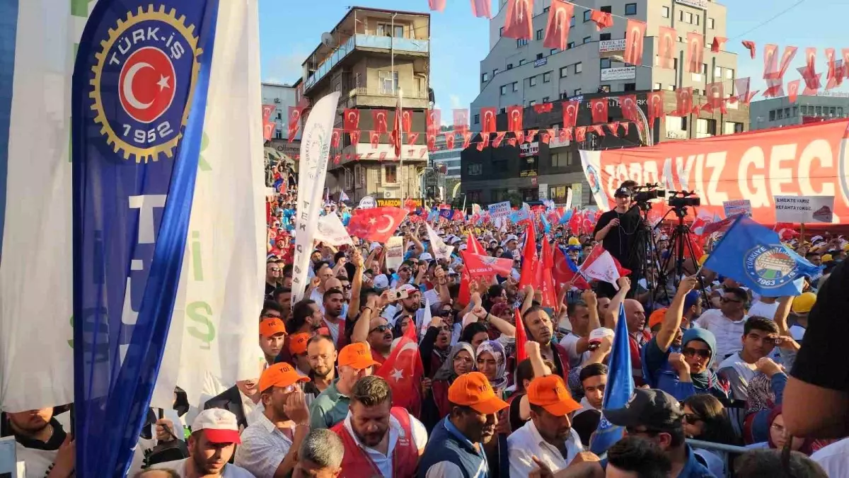 Türk-İş Zonguldak’ta ‘Geçinemiyoruz’ Mitingi Düzenledi