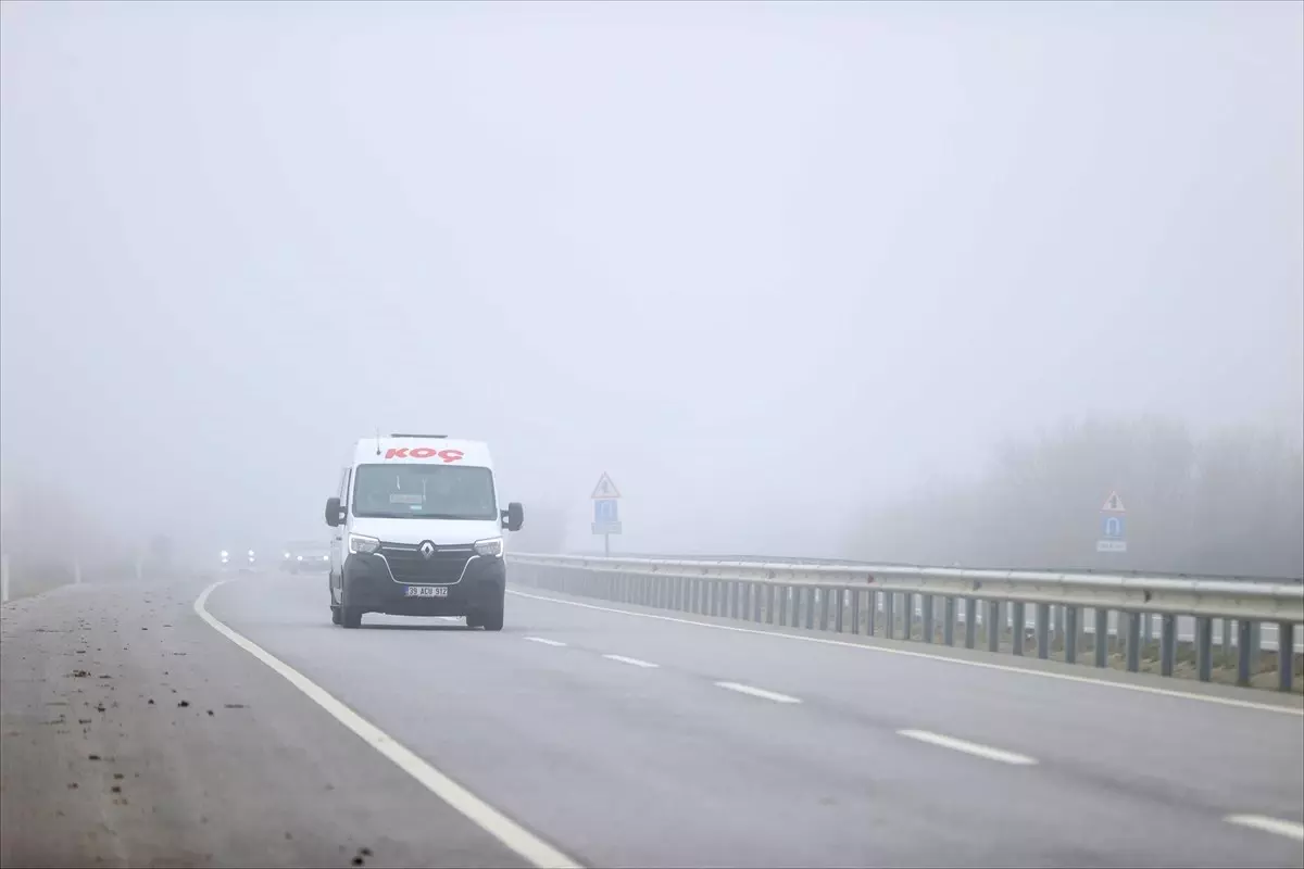 Kırklareli’nde Yoğun Sis: Görüş Mesafesi 40 Metreye Düştü