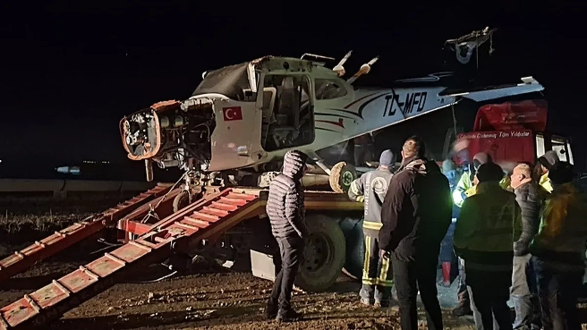 Zorunlu iniş yaptıktan sonra ters dönen eğitim uçağı kepçe ile kaldırıldı!